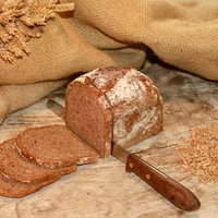 Aufgeschnittenes Roggenbrot mit Brotmesser